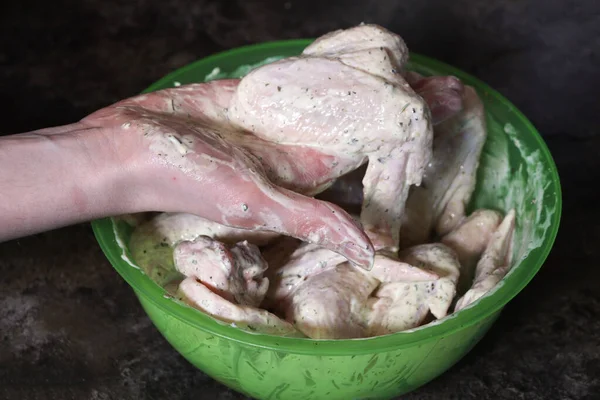 Mano Una Donna Spezia Carne Pollo Ali Una Ciotola Ali — Foto Stock