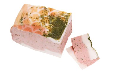 İzole edilmiş beyaz arka planda tavuk köftesi. Rulo köfte üst görünümü