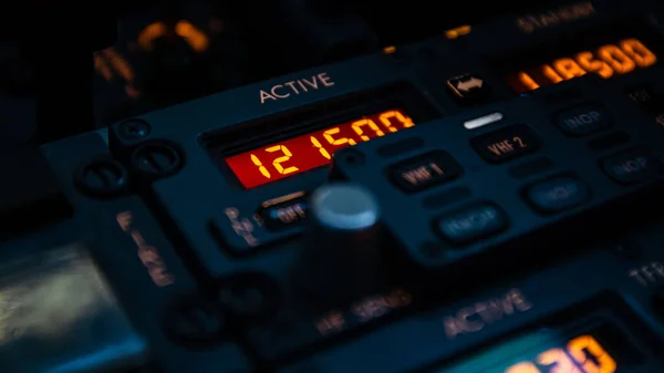 Modern jet uçağının radyo panelinde acil durum frekansı seçildi. Uçak kokpiti detayları