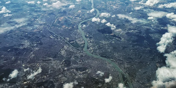 Londra 'nın gökdelenleri, Westminster binaları, stadyumları ve Thames nehri manzarası.