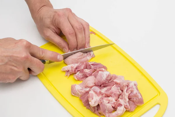 Zbliżenie Męskie Ręce Wyciąć Mięso Żółtej Desce Cięcia Ostrym Nożem — Zdjęcie stockowe