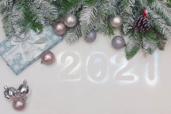 Düz Yat Yılbaşı Süslemeleri Açık Arkaplanlı 202 Yazısıyla Noel Ağacı — Stok fotoğraf