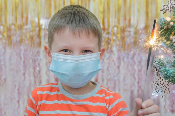 Menino Celebra Natal Durante Pandemia Covid Com Uma Máscara Médica — Fotografia de Stock