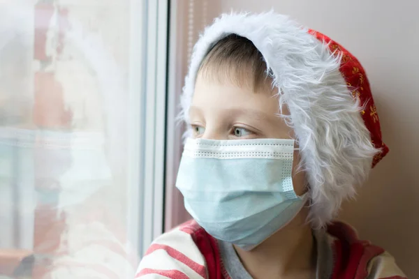 Een Close Portret Van Een Kleuter Met Een Medisch Masker — Stockfoto