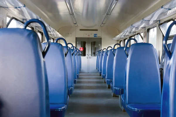 Elektrikli tren vagonunun içi boş. Mavi boş koltuklar. Toplu taşıma, şehirlerarası ulaşım. yatay resim.