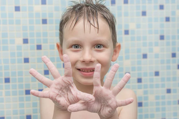 Een Kleuter Van Blanke Ras Schattig Grappig Kijkt Het Frame — Stockfoto