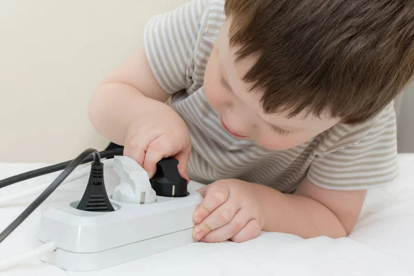 Het Kind Plaatst Een Stekker Een Stopcontact Een Nieuwsgierige Jongen — Stockfoto