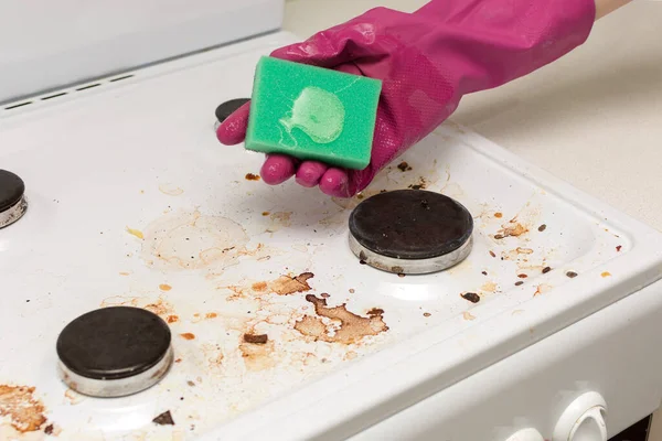 Zbliżenie Dłoni Gumowej Rękawiczce Zieloną Gąbką Pokazującą Detergent Przygotowujący Się — Zdjęcie stockowe