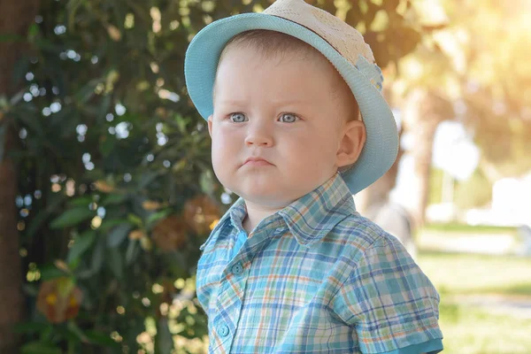 Портрет Красивого Голубоглазого Мальчика Шляпе Фоне Зеленой Листвы Rrebenok Серьезным — стоковое фото
