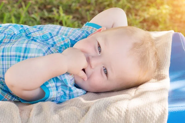 Маленький Мальчик Лежит Свежем Воздухе Природе Смотрит Камеру Голубоглазый Счастливый — стоковое фото
