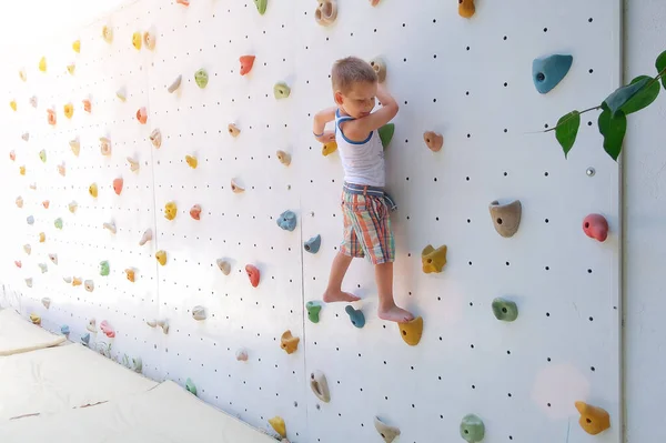 Niño Caucásico Escalando Una Pared Escalada Aire Libre Soleado Día — Foto de Stock