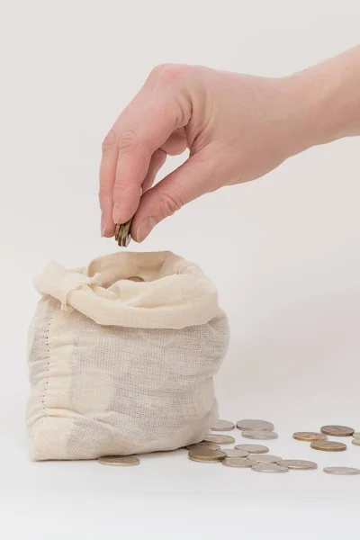 Küçük Bir Çantada Beyaz Bir Arka Planda Dururken Para Katlar — Stok fotoğraf