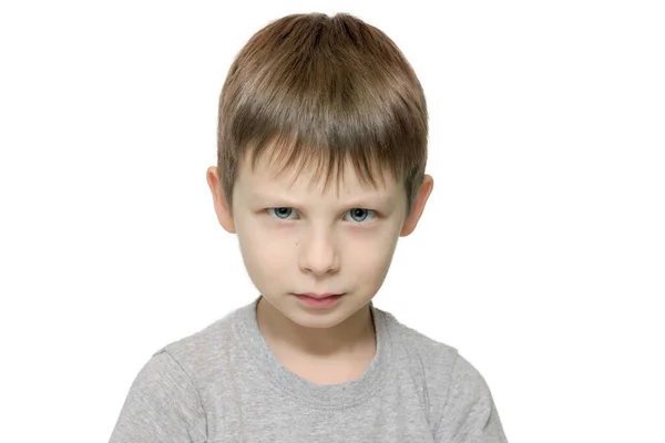 一个悲伤 不满的学龄前男孩的肖像 小孩看着镜头 水平的照片 — 图库照片