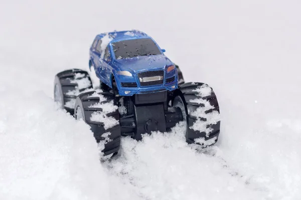 Brinquedo Carro Azul Com Rodas Grandes Passeios Neve Fotografia Horizontal — Fotografia de Stock