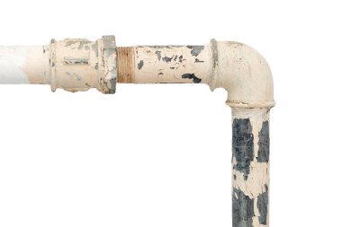 Beyaz arka planda kavisli eski su borusu. Boru düşmüş ve soyulmuş boyayla kaplanmış. Yatay fotoğraf
