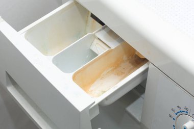 Çamaşır makinesindeki kirli deterjan bölmesi. Yatay fotoğraf