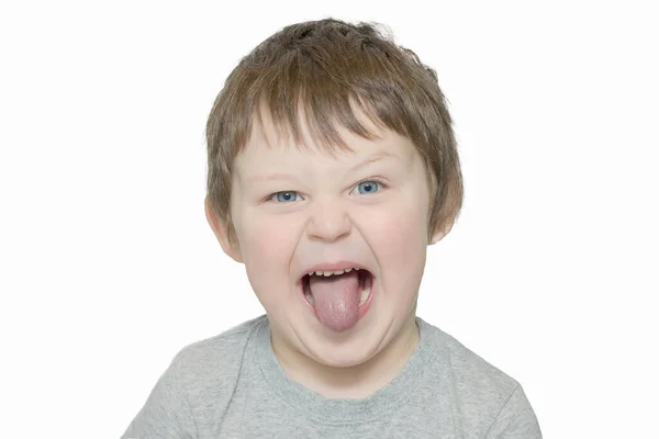 一个男孩子的画像 他的舌头伸出 表情很滑稽 那孩子在鬼混 做鬼脸 在白色背景上隔离的水平照片 — 图库照片