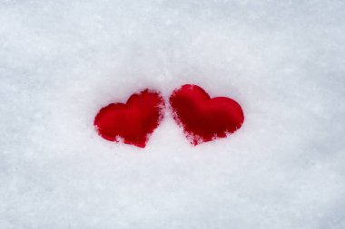 Karda iki küçük kalp. Aşkın ve sadakatin sembolü, Sevgililer Günü. Yatay fotoğraf.