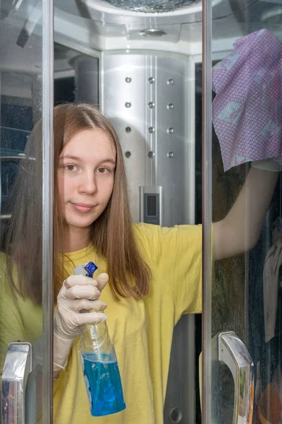 Een Meisje Een Geel Shirt Met Een Doek Haar Handen — Stockfoto