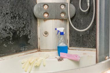 Duşta bir şişe deterjan, eldiven ve paçavra tezgahı var. Korkunç, tatsız, çok kirli bir banyo. Kavram; eski, kıvırcık, küflü ve küflü her türlü kiri temizleyeceğiz. Klinig
