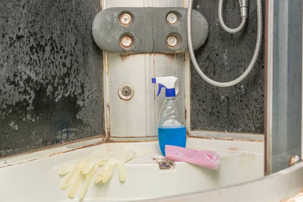 淋浴间里有一瓶洗涤剂 手套和一块抹布 不愉快 非常肮脏的浴室 我们将清除任何污垢 甚至是旧的卷曲 霉菌和霉菌 Klinig — 图库照片
