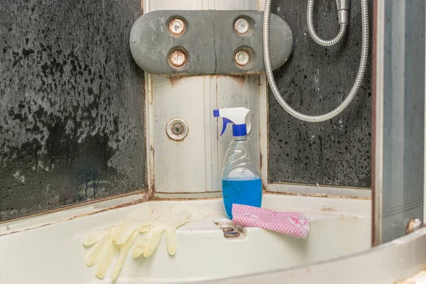 Duşta bir şişe deterjan, eldiven ve paçavra tezgahı var. Korkunç, tatsız, çok kirli bir banyo. Kavram; eski, kıvırcık, küflü ve küflü her türlü kiri temizleyeceğiz. Klinig