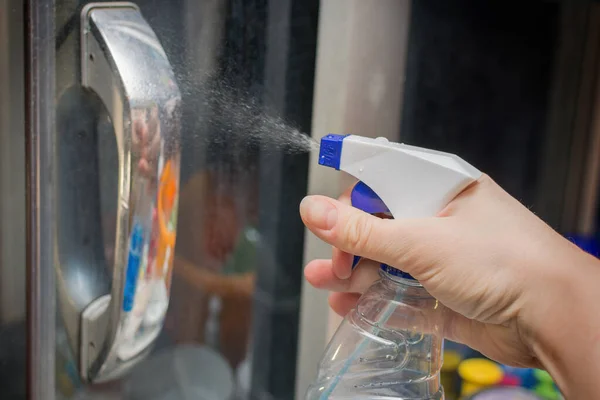 Ręka Kobiety Trzyma Butelkę Detergentu Który Posypuje Uchwytem Kabiny Prysznicowej — Zdjęcie stockowe