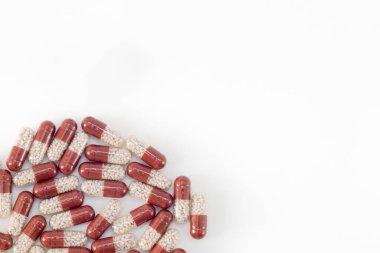 Haplar beyaz arka plana saçılmış, kahverengi ve içinde beyaz granüller var. Yukarıdan bak. Yatay fotoğraf. Metnin için yer