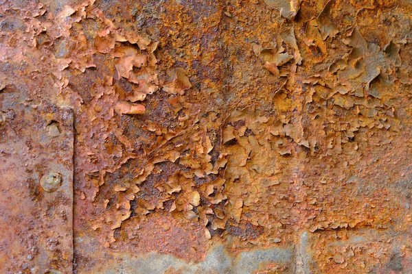 Detailní záběr rezavého kovového povrchu, kovové textury, rezavého a oxidovaného kovového pozadí. Starý kovový panel. Vodorovná fotografie. — Stock fotografie