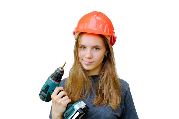 Una linda chica con un casco naranja sostiene un destornillador en sus manos. Expresión facial graciosa, desconcierto. Aislado en blanco, foto horizontal. Retrato. —  Fotos de Stock