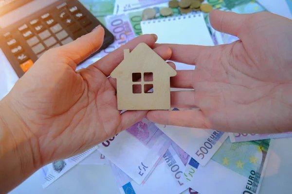 Manos Humanas Encuentra Una Pequeña Casa Madera Sobre Fondo Billetes Fotos De Stock Sin Royalties Gratis