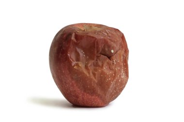 Beyaz arka planda çürük elma. Sonuç olarak, meyvelerin, bozulmuş gıdaların ve meyve hastalıklarının uygun olmayan bir şekilde depolanması. Yatay fotoğraf. Yakın plan..