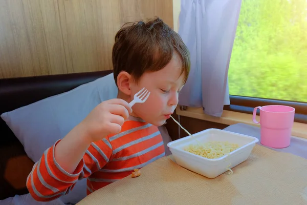 Een Jongen Een Treinvak Zit Bij Het Raam Eet Instant — Stockfoto