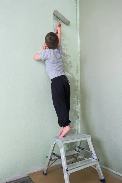 Niño Está Pie Las Escaleras Con Espalda Cámara Chico Con Imagen de archivo