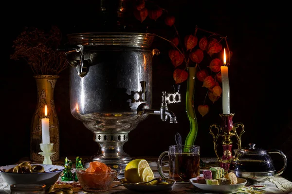 Chá Tarde Samovar Luz Velas Com Limão Doces — Fotografia de Stock