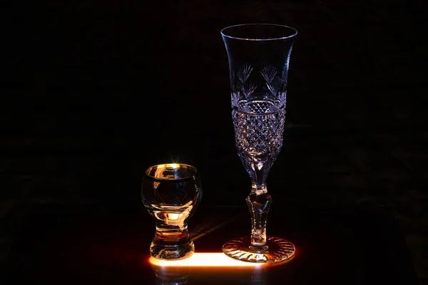 Şarap için kadehler, şampanya ve bardaklar bardaki sert içkiler için..