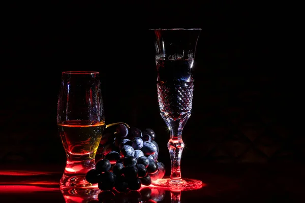 Two Glasses Grape Wine Bunch Black Grapes Table Lighting — Stock Photo, Image