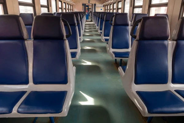 COVID-19 virüsü salgını sırasında boş toplu taşıma. Yolcuları olmayan bir banliyö treni..
