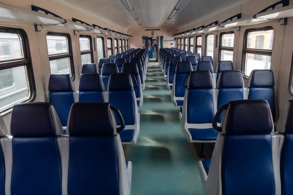 COVID-19 virüsü salgını sırasında boş toplu taşıma. Yolcuları olmayan bir banliyö treni..