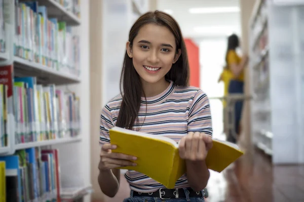 Asyalı Kadın Öğrenciler Gülümser Kitap Okur Kütüphanede Ödev Yaparlar — Stok fotoğraf