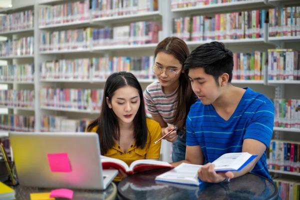 Группа Азиатских Студентов Улыбка Чтение Книги Использование Ноутбука Студентов Обсуждают — стоковое фото