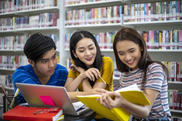 Grupo Estudantes Asiáticos Sorria Lendo Livro Usando Laptop Para Estudantes — Fotografia de Stock