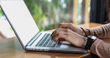 Asyalı iş kadınları defter kullanıyorlar ve mutlu bir şekilde gülümsüyorlar. 