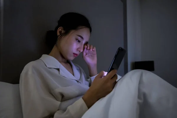 Mujer Asiática Usando Teléfono Móvil Noche Cama Ella Sonríe Disfruta — Foto de Stock