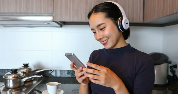 Femmes Asiatiques Portant Casque Écoutant Musique Dans Cuisine Maison — Photo