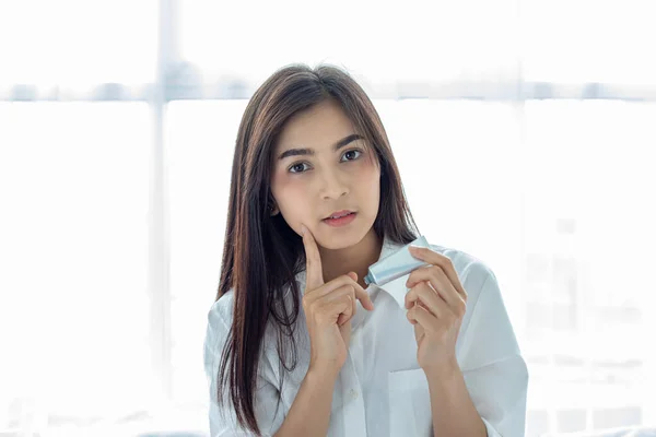 Eine Schöne Asiatin Mit Einem Hautpflegeprodukt Feuchtigkeitscreme Oder Lotion Die — Stockfoto