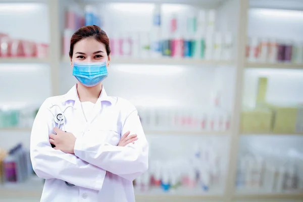 화학자이며 의사인 아시아는 청진기와 클립보드를 가지고 약장과 약국을 마스크를 — 스톡 사진