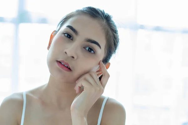 Una Hermosa Mujer Asiática Usando Producto Para Cuidado Piel Crema —  Fotos de Stock