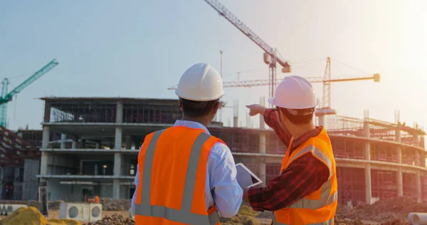 Zwei Asiatische Ingenieure Nutzen Das Tablet Für Gespräche Und Arbeiten — Stockfoto