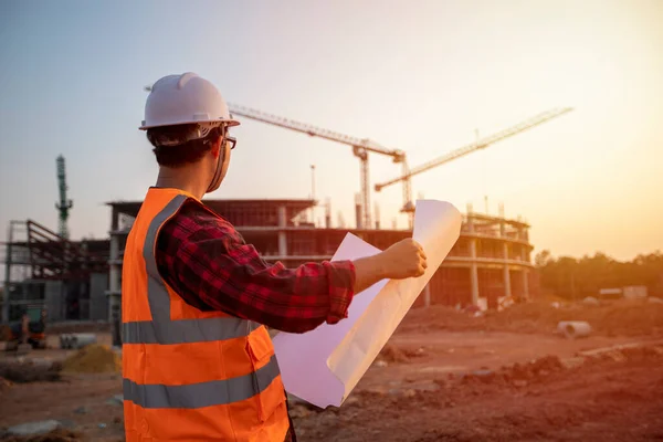 Asijské Strojírenství Nošení Hardhat Držení Nákresu Pro Práci Staveništi — Stock fotografie